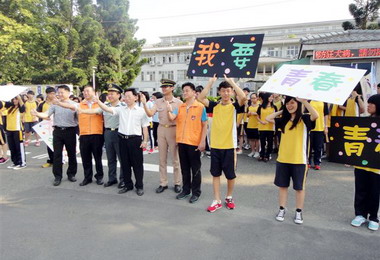 草屯分局辦舉牌快閃暑期防犯罪宣導(圖)