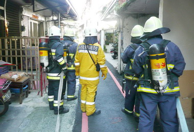 水里分隊進行救災組合演練(圖)
