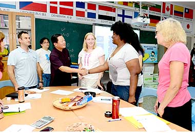 縣長劉政鴻視察蟠桃國小英語夏令營(圖)