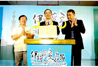 張通榮參加中元祭老大公廟「開龕門」儀式(圖)