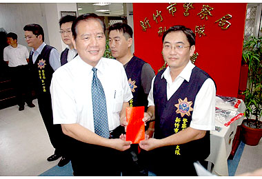 許明財赴市警局頒破獲大批槍械案獎金(圖)