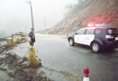 「潭美」造成道路坍方草嶺警道路管制(圖)