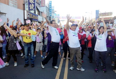屏東大手牽小手健走熱鬧登場(圖)