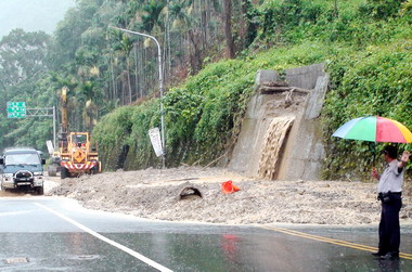 「康芮」來襲台21線公路落石嚴重(圖)