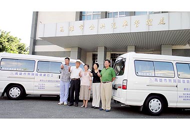 盧昆山董事長賢伉儷捐贈2輛復康巴士(圖)