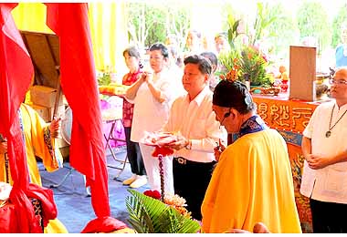 縣長傅崐萁出席驪山老母懿德元君聖誕(圖)