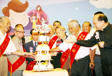 中市表揚模範父親人瑞級備受矚目(圖)