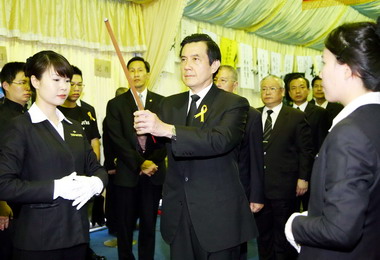洪家舉行仲丘告別式馬英九前往上香(圖)