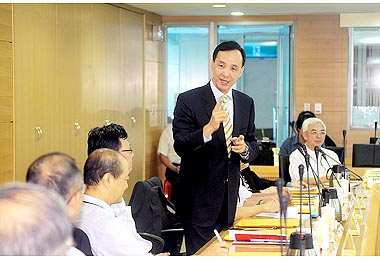 張通榮主持紙錢集中焚燒祈福淨爐儀式(圖)