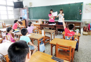 社工實習生學習指導水里課輔班學童(圖)