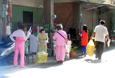 無極天凰寺發放濟助物品(圖)