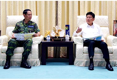 防衛指揮部指揮官向縣長報告防災進度(圖)