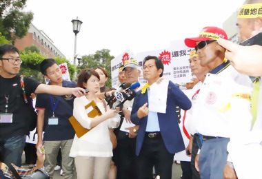 李應元帶領鄉親至行政院爭取原墾農民權益(圖)