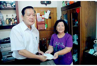 許明財探視因故死亡志願役上士詹齊偉遺孀(圖)