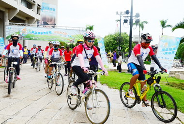 環島單車成年禮卓伯源領軍出發(圖)