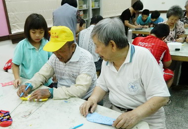祖孫DIY同樂提前歡度祖父母節(圖)