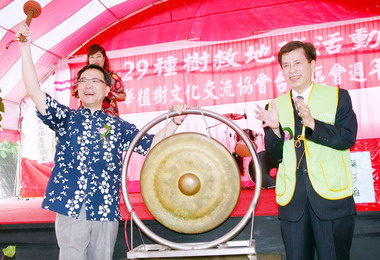 中市副市長蔡炳坤參與植樹捐認購樹苗(圖)