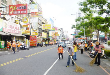 抹亮嘉市觀光門面環保志工進行掃街活動(圖)