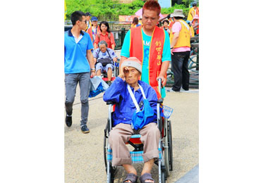 獨居長者搭乘遊艇提前過中秋(圖)