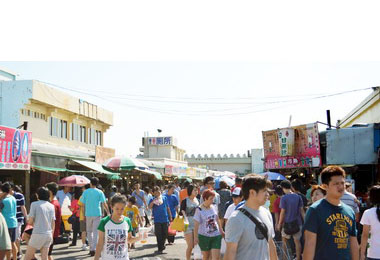 梧棲漁貨直銷中心擠滿採買人潮(圖)