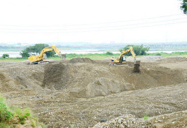 緩解烏溪沿線水患楊偉甫現勘田中央堤防(圖)