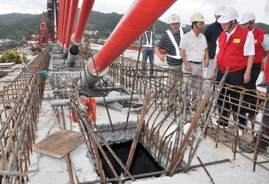 不畏天兔新竹縣長邱鏡淳會勘竹林大橋(圖)