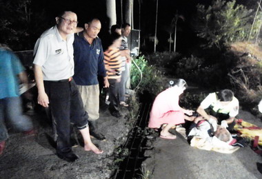 80歲老翁迷路摔斷腳警方積極搶救(圖)