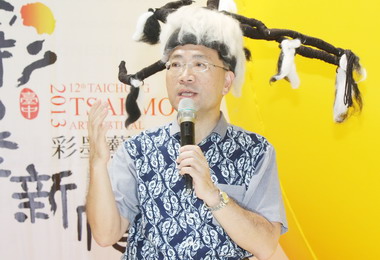 蔡炳坤戴創意造型帽為台中彩墨藝術節揭幕(圖)