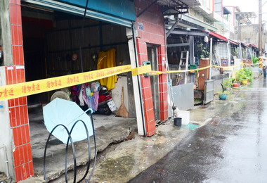 彰化縣長卓伯源勘查民宅傾斜災情(圖)