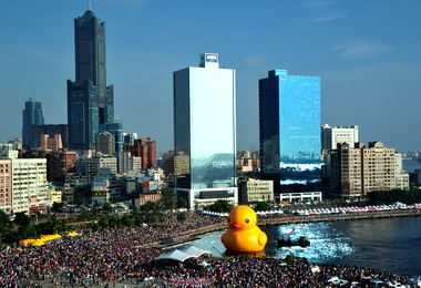 台灣首站黃色小鴨入港20萬人爭睹(圖)