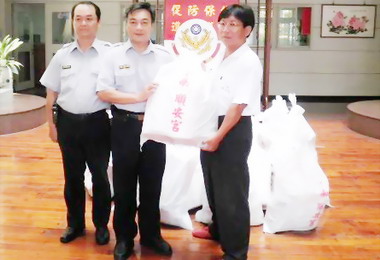 順安宮送愛心斗南分局助發送普度物資(圖)