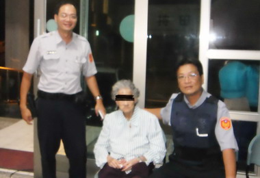 失智八旬婦誤闖高架橋警前往護送回家(圖)