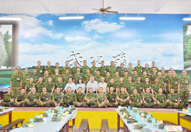 縣府秘書長陳朝旺領軍探視成功嶺役男(圖)