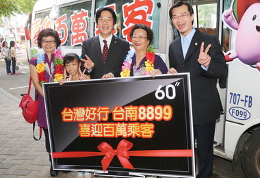 觀光巴士破百萬乘客賴清德喜迎接七旬嬤(圖)