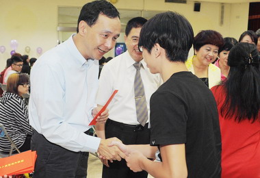 朱立倫鼓勵學子努力向學不放棄追求夢想(圖)