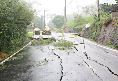 劉政鴻會勘苗119線指示固樁保護路基(圖)