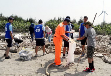 海巡單位與民間團體進行淨灘活動(圖)