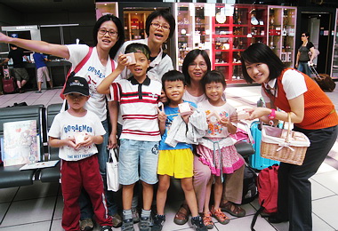 高鐵左營站送月餅慶中秋(圖)