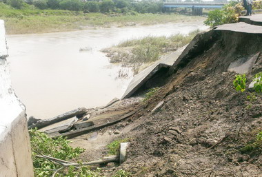 嘉市牛稠溪堤防崩塌河川局緊急處理(圖)
