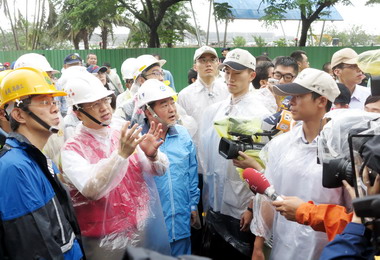 張通榮陪同行政院長江宜樺至災區視察(圖)