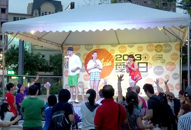 港都AirAsia愛玩日力拼黃色小鴨(圖)