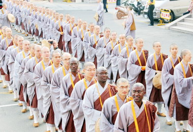 嘉市佛光山百萬人興學行腳托缽(圖)