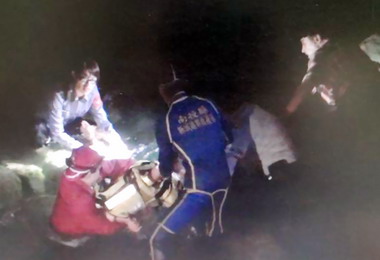 女子欲跳河自殺水里警適時挽救(圖)