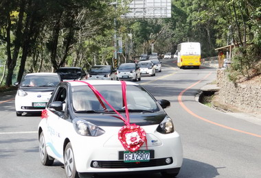 日月潭智慧電動迎親車隊引起路人注意(圖)