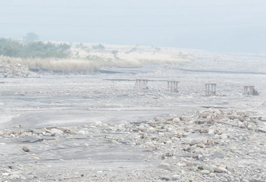 濁水溪砂石車行駛溪底專用道消失溪域中(圖)