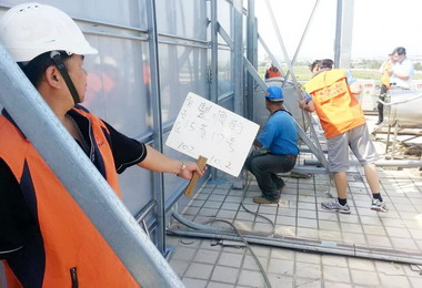 都發局依法拆除南屯豐順街違法電信基地台(圖)