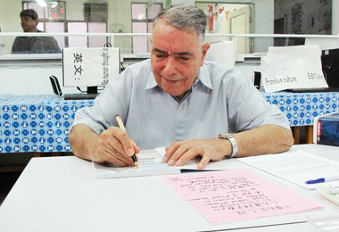 巴義慈神父奉獻近50年吳志揚獻愛心卡(圖)