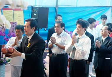 馬英九南下高雄為楊秋興之母弔唁致祭(圖)