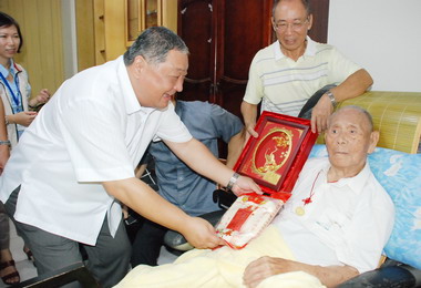 副市長徐中雄與區長余文欽探訪百歲人瑞(圖)