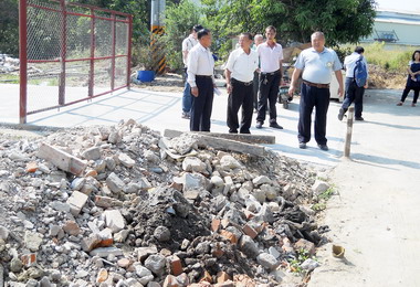 大里樹王公聯外道路遭佔用並傾倒廢棄物(圖)